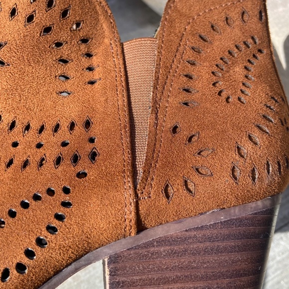 NWT Carlos by Carlos Santana Victory Microsuede Cut-Out Ankle Boot in 8.5 - Picture 5 of 9